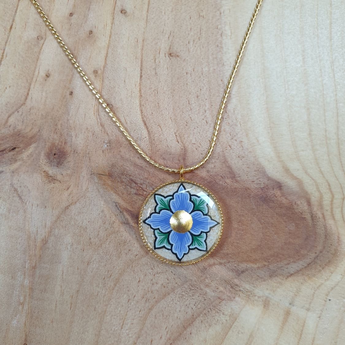 Collier pendentif printanier fleur rose ou bleue sur chaîne dorée