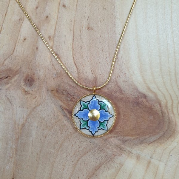 Collier pendentif printanier fleur rose ou bleue sur cha&icirc;ne dor&eacute;e