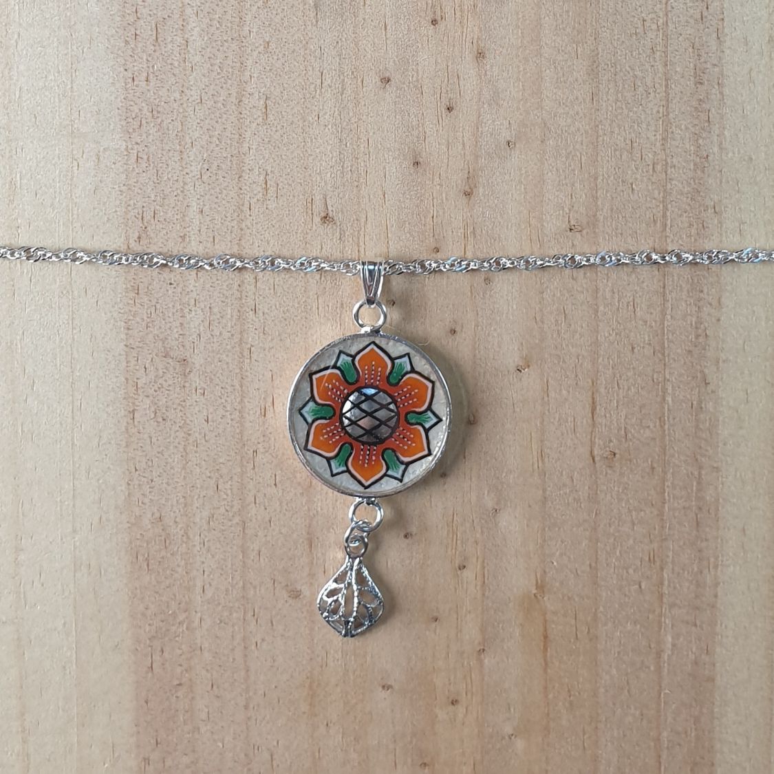 Collier pendentif fleur orangé/or blanc sur chaîne argentée