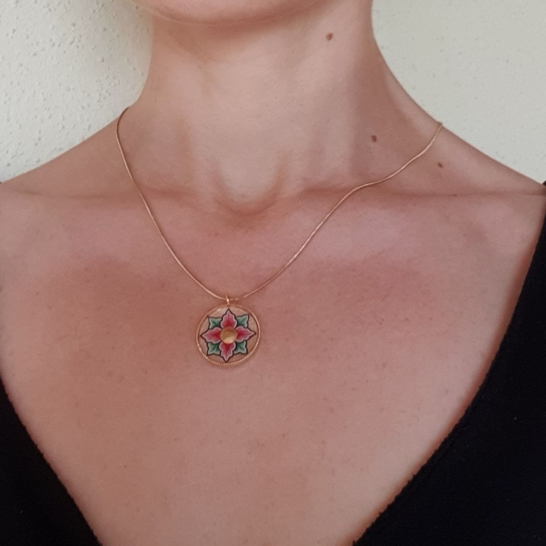 Collier pendentif printanier fleur rose ou bleue sur chaîne dorée