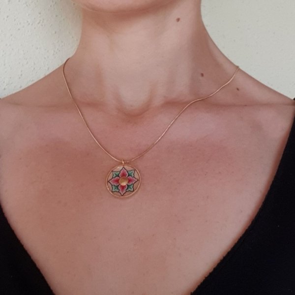 Collier pendentif printanier fleur rose ou bleue sur cha&icirc;ne dor&eacute;e