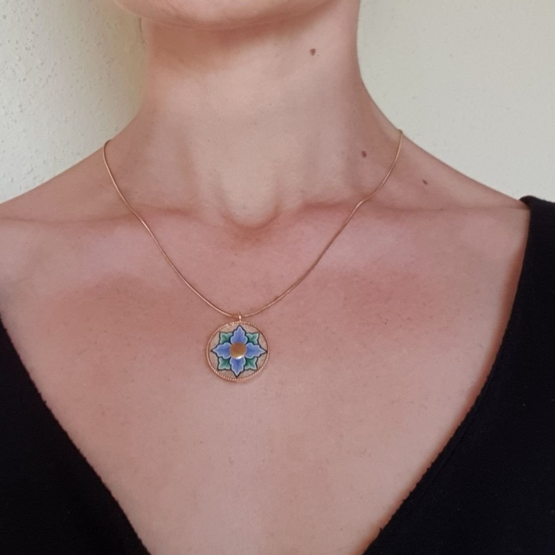 Collier pendentif printanier fleur rose ou bleue sur chaîne dorée