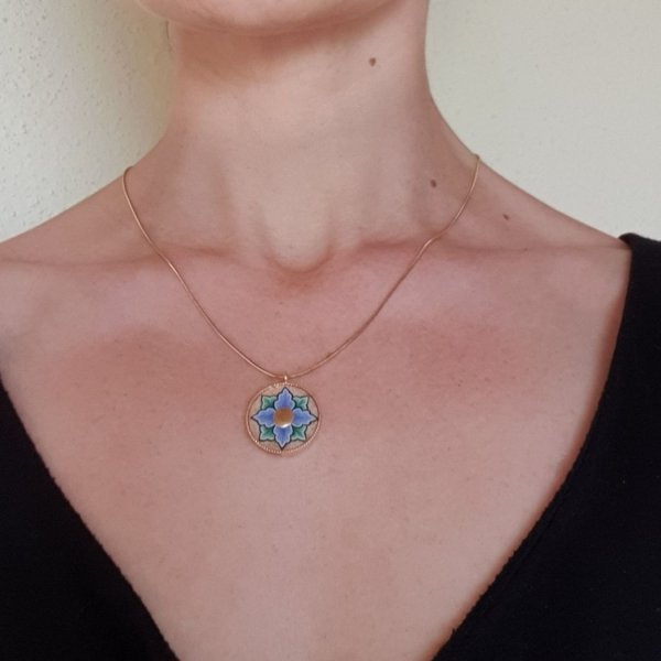 Collier pendentif printanier fleur rose ou bleue sur cha&icirc;ne dor&eacute;e
