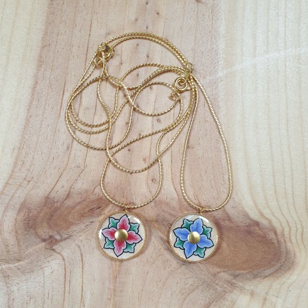 Collier pendentif enluminé printanier fleur rose ou bleue sur chaîne dorée