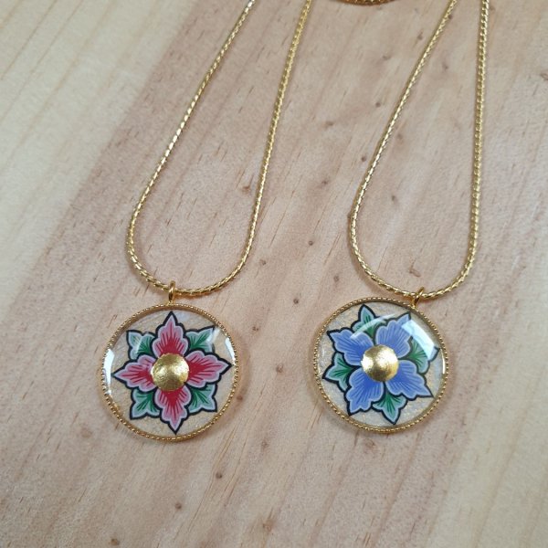 Collier pendentif printanier fleur rose ou bleue sur cha&icirc;ne dor&eacute;e