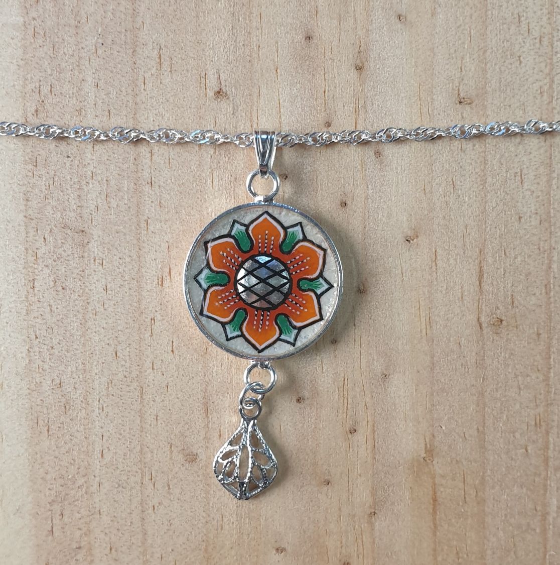 Collier pendentif fleur orangé/or blanc sur chaîne argentée