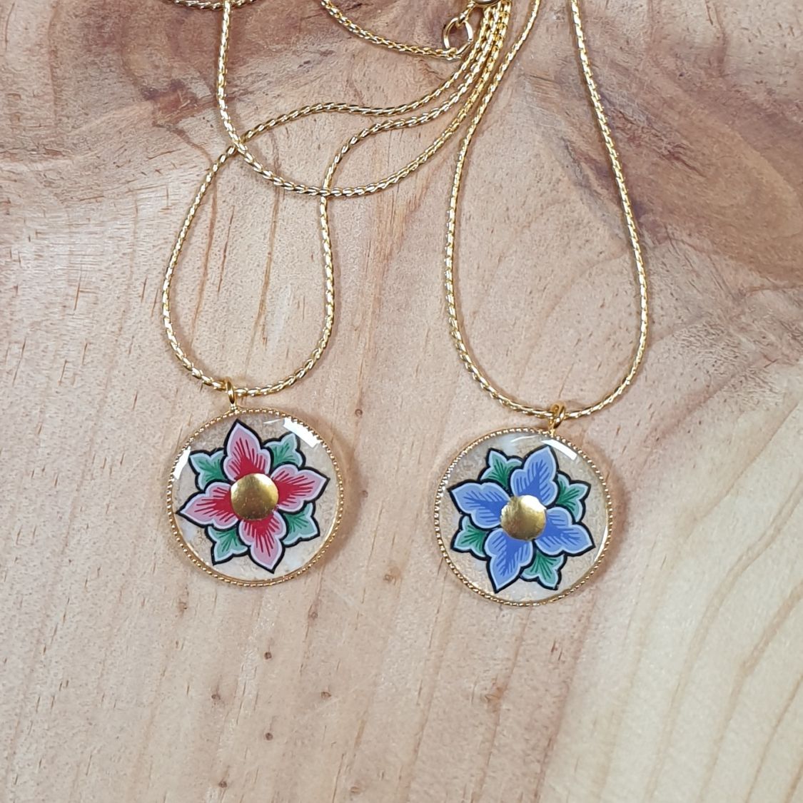 Collier pendentif printanier fleur rose ou bleue sur chaîne dorée
