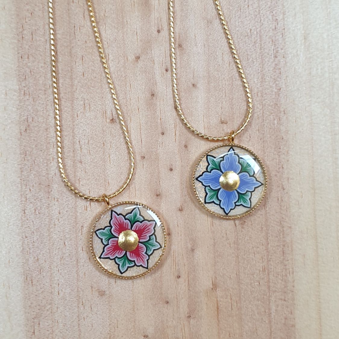 Collier pendentif printanier fleur rose ou bleue sur chaîne dorée