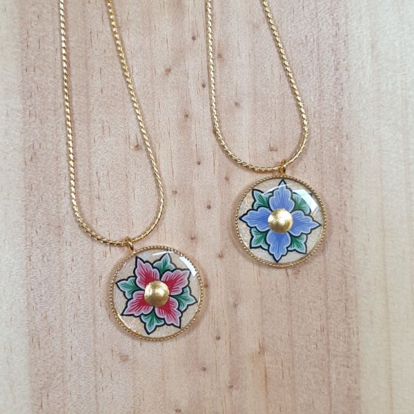 Collier pendentif printanier fleur rose ou bleue sur cha&icirc;ne dor&eacute;e