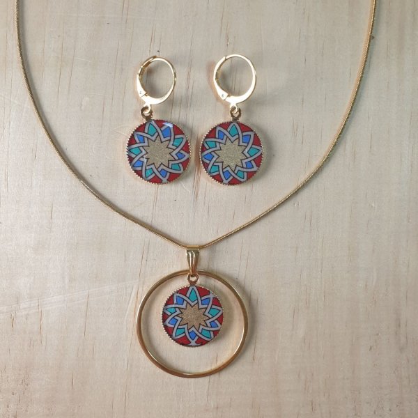 Collier pendentif enluminé rosace doré/rouge/bleu/vert sur chaîne dorée