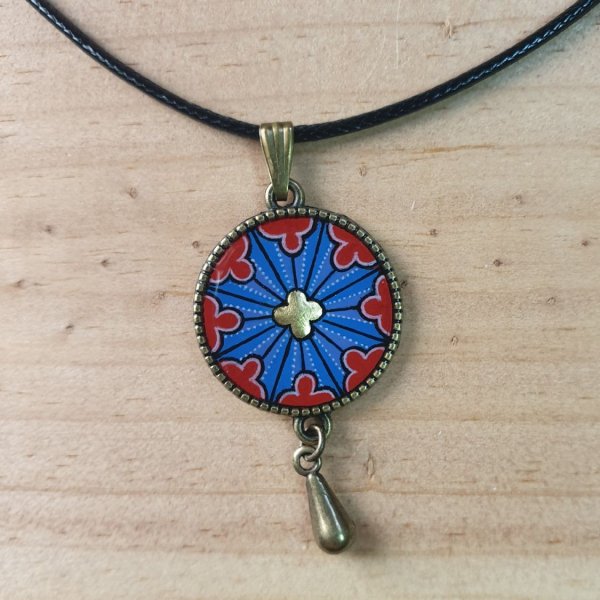 Collier pendentif rosace gothique sur cordon en coton cir&eacute;