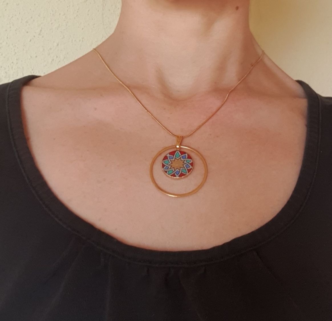 Collier pendentif rosace doré/rouge/bleu/vert anneau doré