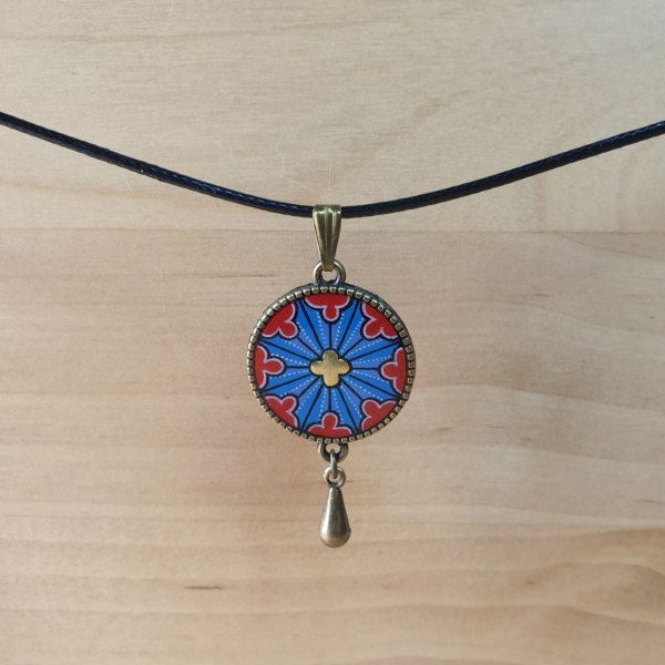 Collier pendentif rosace gothique sur cordon en coton cir&eacute;