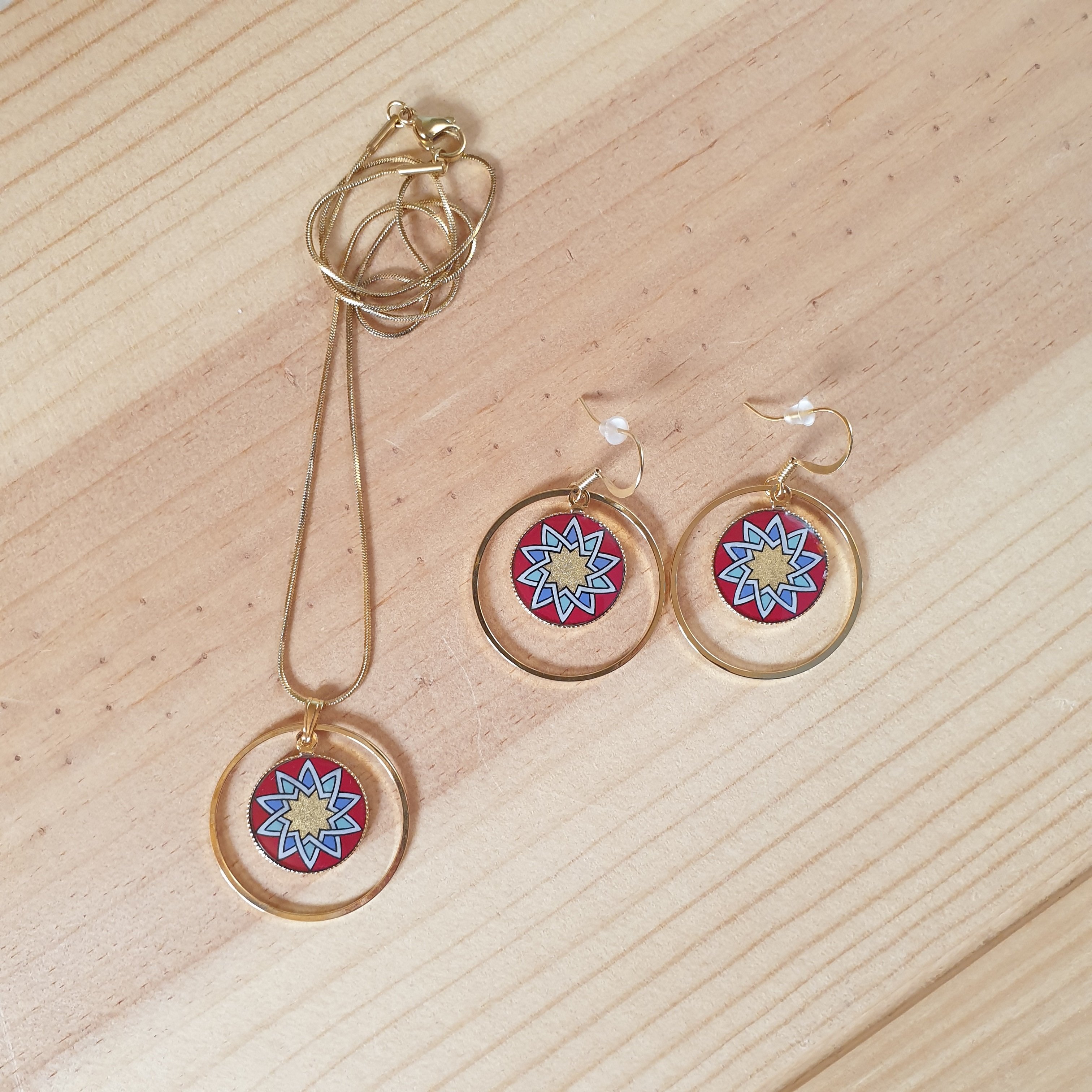 Collier pendentif rosace dor&eacute;/rouge/bleu/vert anneau dor&eacute;