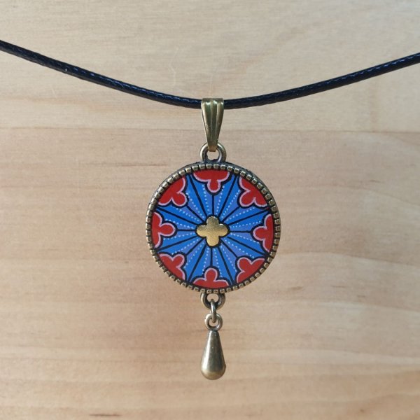 Collier pendentif rosace gothique sur cordon en coton cir&eacute;