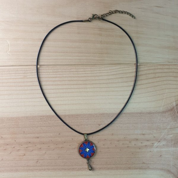 Collier pendentif rosace gothique sur cordon en coton cir&eacute;