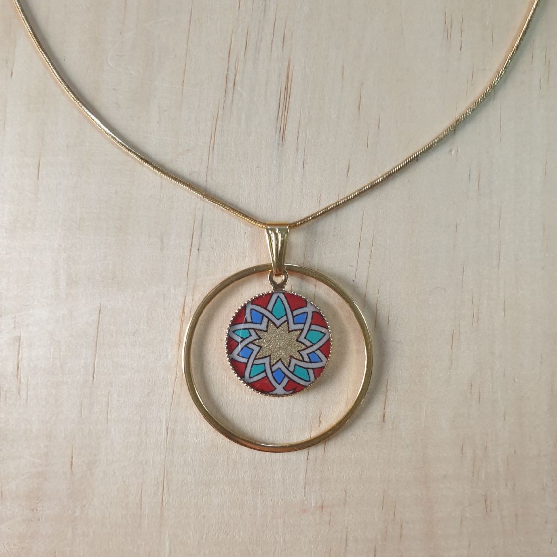 Collier pendentif enluminé rosace doré/rouge/bleu/vert sur chaîne dorée