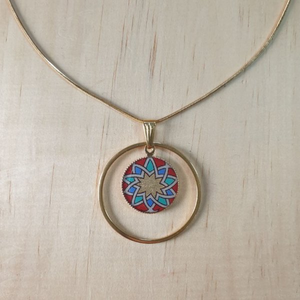 Collier pendentif enluminé rosace doré/rouge/bleu/vert sur chaîne dorée