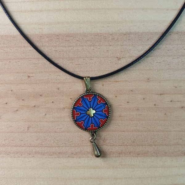 Collier pendentif rosace gothique sur cordon en coton cir&eacute;