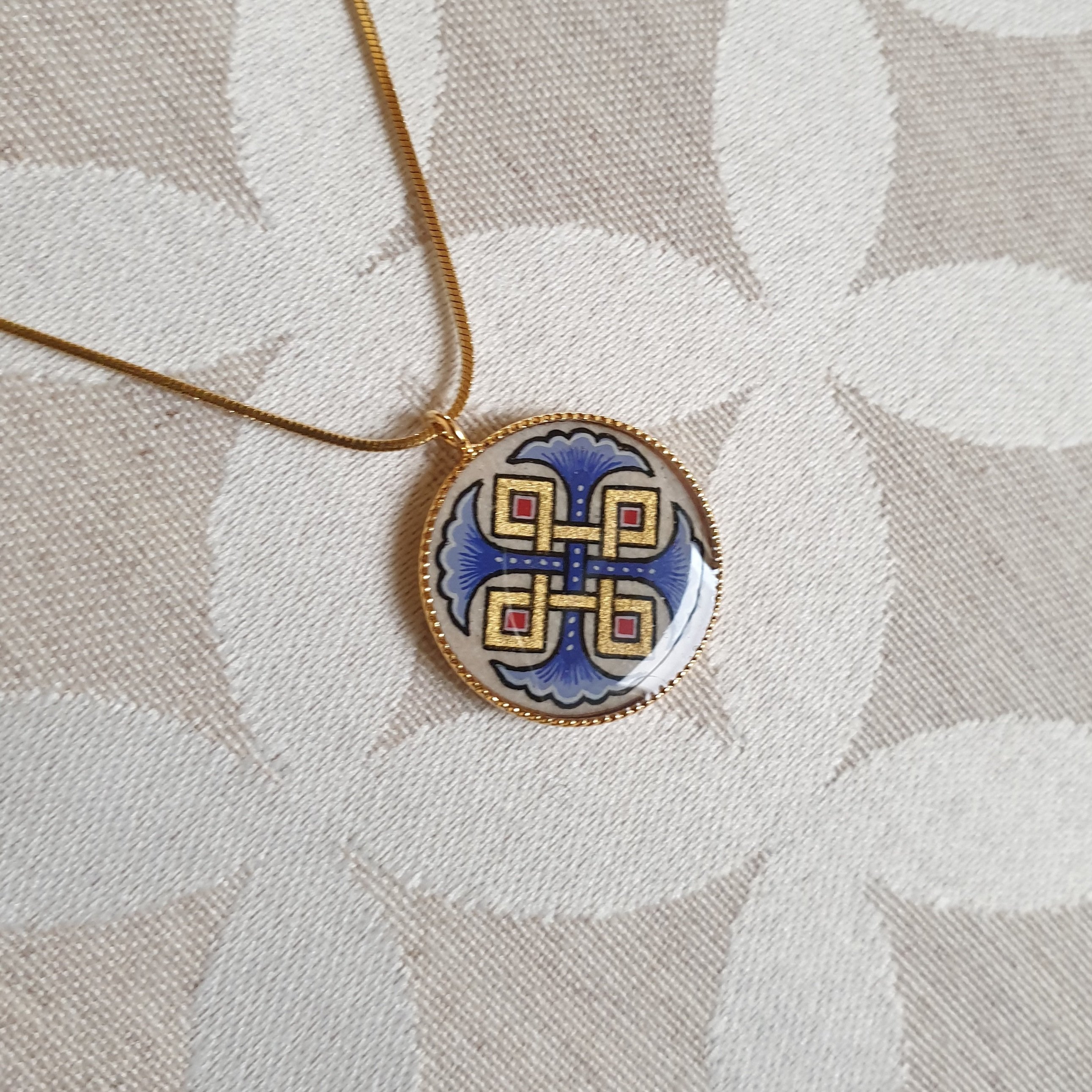 Collier pendentif palmettes bleues entrelacs or sur cha&icirc;ne dor&eacute;e