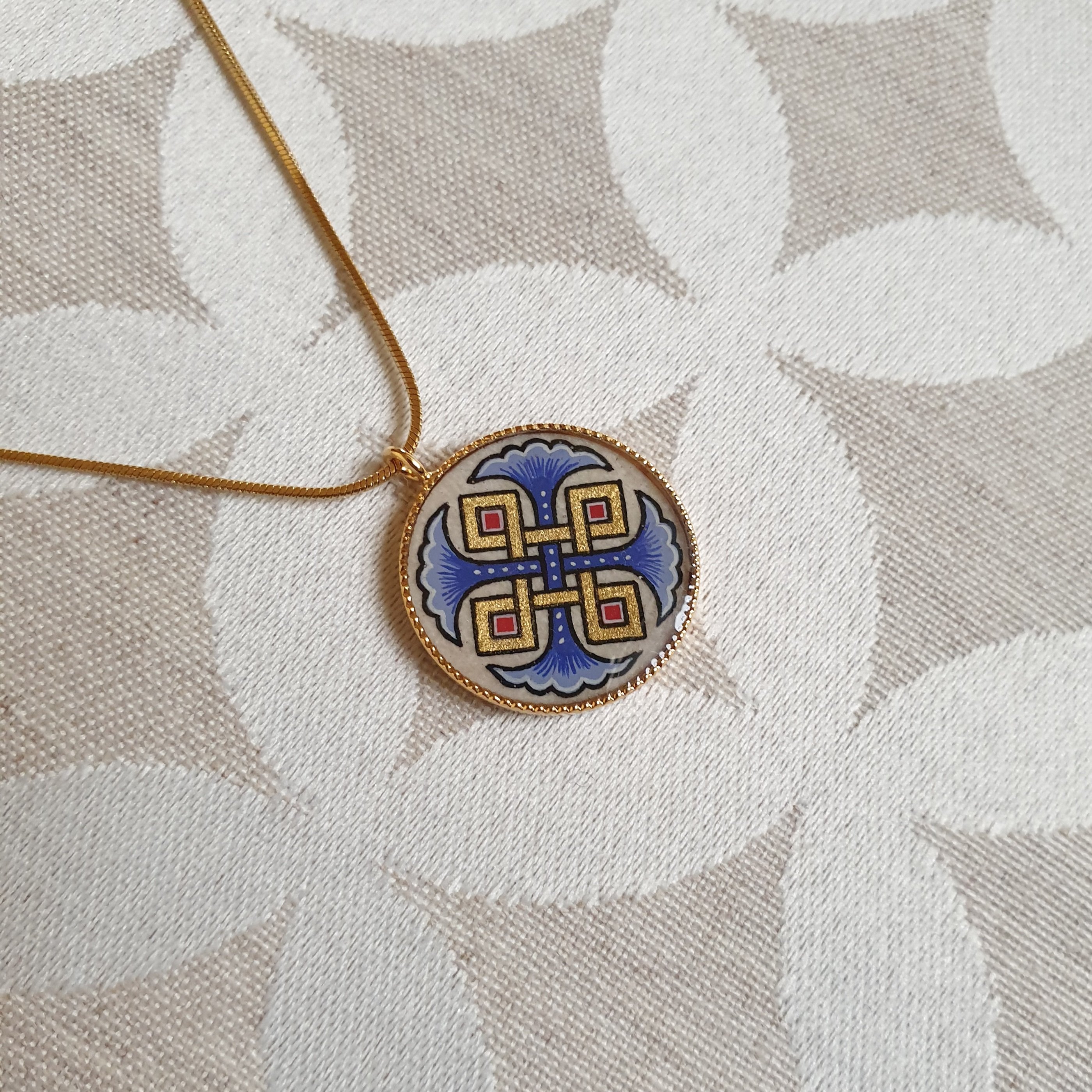 Collier pendentif palmettes bleues entrelacs or sur cha&icirc;ne dor&eacute;e