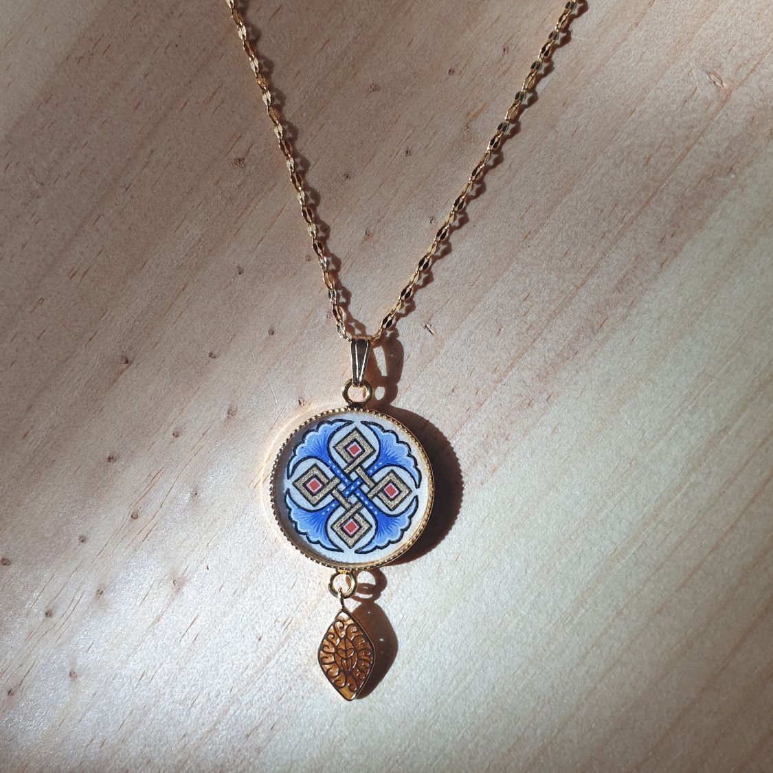 Collier sautoir pendentif enluminé palmettes bleues entrelacs or et rouge sur chaîne dorée