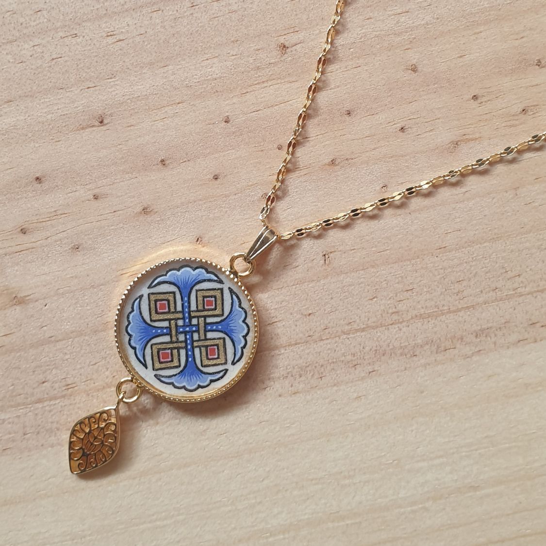 Collier sautoir pendentif enluminé palmettes bleues entrelacs or et rouge sur chaîne dorée