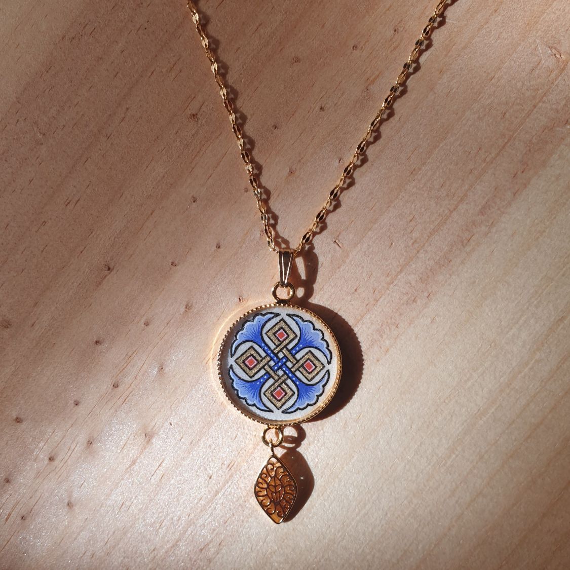 Collier sautoir pendentif enluminé palmettes bleues entrelacs or et rouge sur chaîne dorée