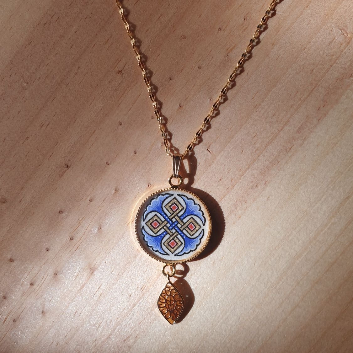 Collier sautoir pendentif enluminé palmettes bleues entrelacs or et rouge sur chaîne dorée