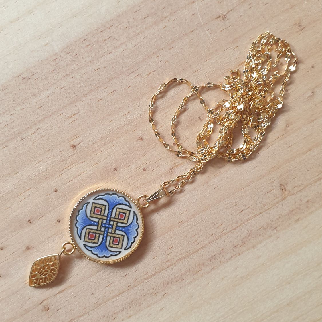 Collier sautoir pendentif enluminé palmettes bleues entrelacs or et rouge sur chaîne dorée