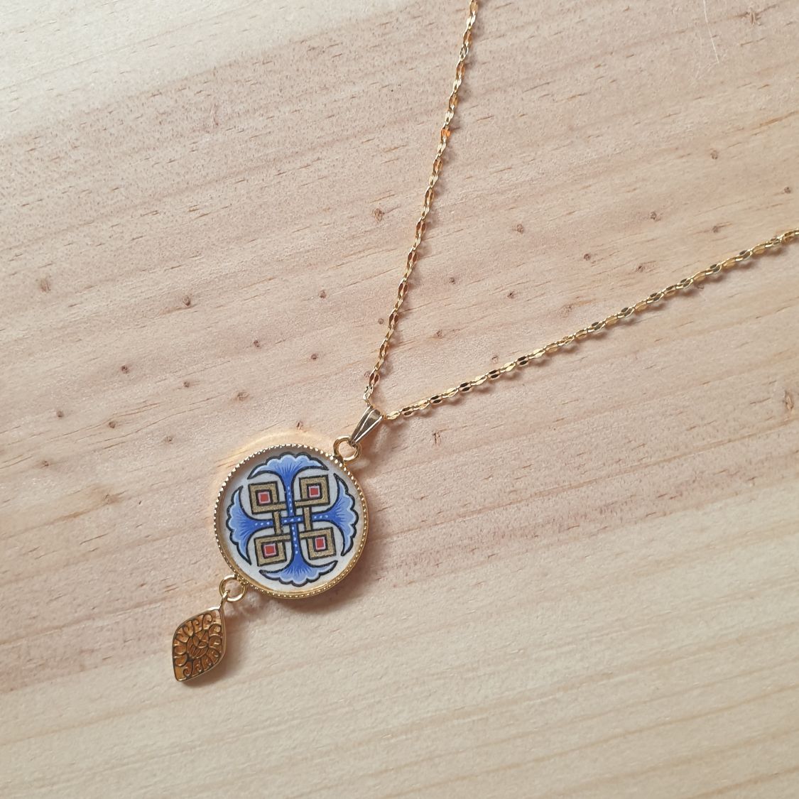 Collier sautoir pendentif enluminé palmettes bleues entrelacs or et rouge sur chaîne dorée