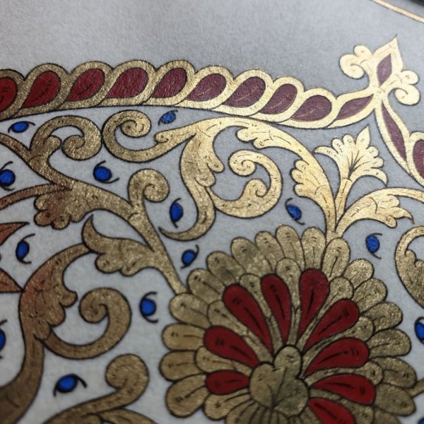 Enluminure arabesques dor&eacute;es/rouge/bleu