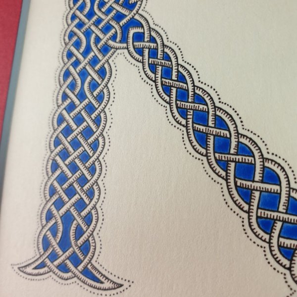 Lettre K enlumin&eacute;e &agrave; entrelacs