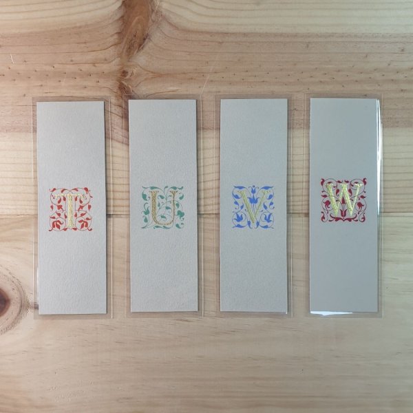 Marque-page enluminé personnalisable lettre ornée d'arabesques