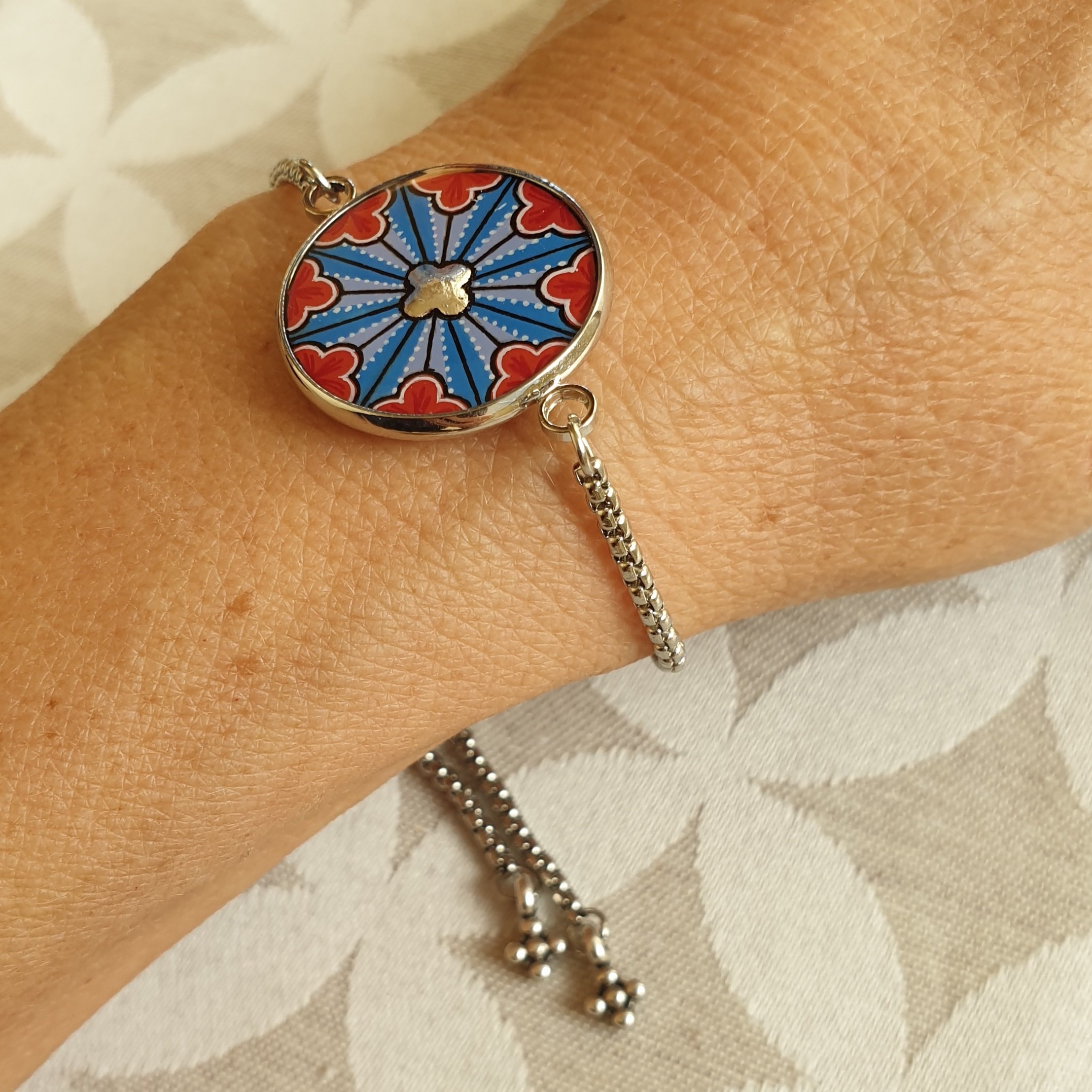 Parure boucles d'oreille et bracelet enluminure rosace gothique argent&eacute;e