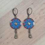Boucles d'oreille pendantes enluminées rosace gothique