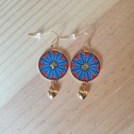 Boucles d'oreille pendantes enluminées rosace gothique