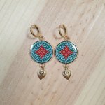 Boucles d'oreille pendantes enluminées motif végétal médiéval