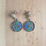 Boucles d'oreille pendantes enluminées fleur et arabesque vert/argenté/bleu/rosé