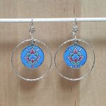 Boucles d'oreille pendantes enluminées fleur et arabesques bleu/argenté/vert/rosé