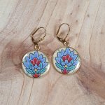 Boucles d'oreille pendantes enluminées fleur orientale bleue
