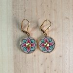Boucles d'oreille pendantes enluminées printanières fleur rose ou bleue