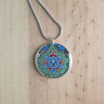 Collier pendentif fleur et arabesques vert/argenté/bleu/rosé sur chaîne argentée