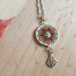 Collier pendentif fleur orangé/or blanc sur chaîne argentée