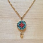 Collier pendentif enluminé motif végétal médiéval