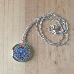 Collier pendentif enluminé fleur vert/bleu/rosé sur chaîne argentée