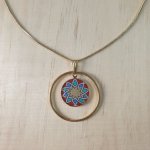 Collier pendentif enluminé rosace doré/rouge/bleu/vert sur chaîne dorée
