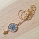 Collier sautoir pendentif enluminé palmettes bleues entrelacs or et rouge sur chaîne dorée