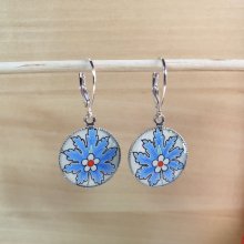 Boucles d'oreille pendantes enluminées fleur orientale bleue