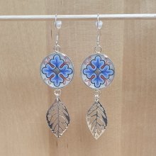 Boucles d'oreille pendantes enluminées motif végétal et feuille